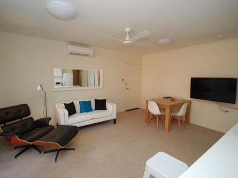 Ovens CBD Apartment 3 - Redcliffe Tourism 3
