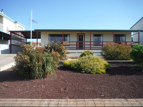 Kenny's Retreat - Redcliffe Tourism 0