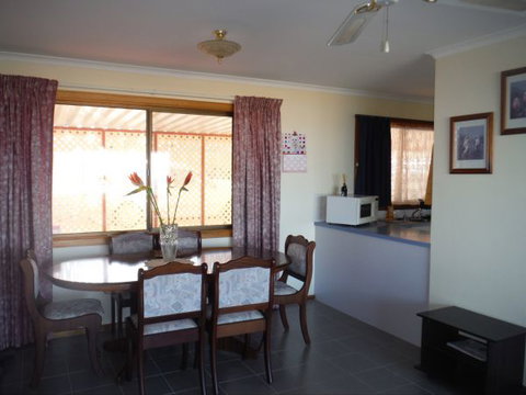 Kenny's Retreat - Redcliffe Tourism 2