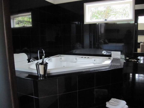 Arusha B&B Retreat - Redcliffe Tourism 0
