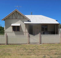 Ellison's Holiday Home - Redcliffe Tourism