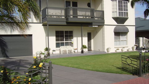 Glenelg Sea-Breeze B&B - Redcliffe Tourism 0