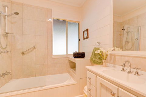 All About Me Bed And Breakfast - Redcliffe Tourism 3