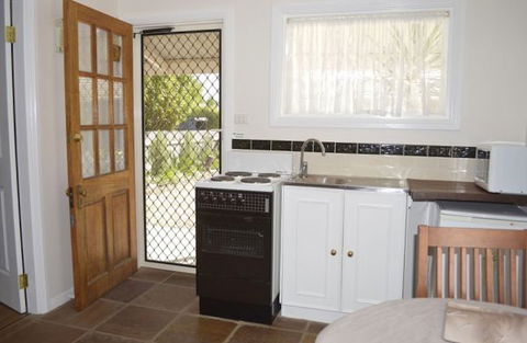 Almond Tree Cottage - Redcliffe Tourism 2