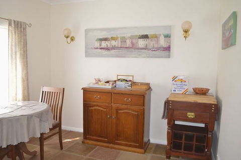Almond Tree Cottage - Redcliffe Tourism 3