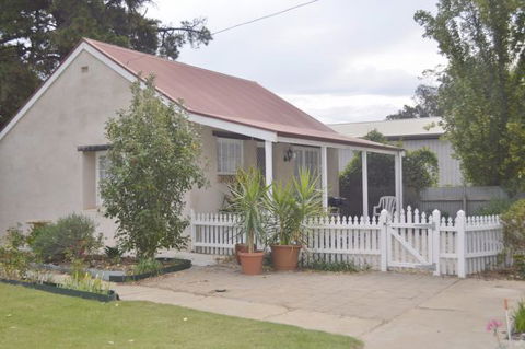 Almond Tree Cottage - Redcliffe Tourism 4