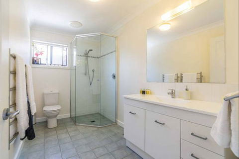 Kookaburra Retreat - Redcliffe Tourism 6