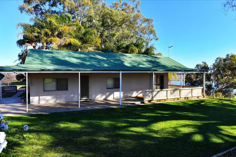 Mundic Waterfront Cottages - Redcliffe Tourism 1