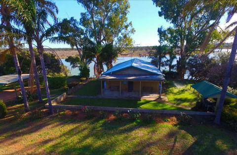 Mundic Waterfront Cottages - Redcliffe Tourism 2