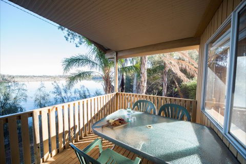 Mundic Waterfront Cottages - Redcliffe Tourism 5