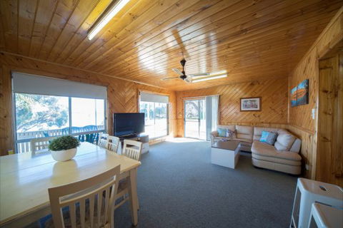 Mundic Waterfront Cottages - Redcliffe Tourism 6