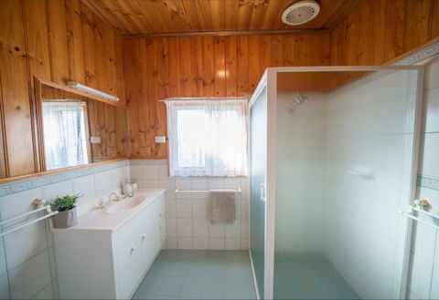 Mundic Waterfront Cottages - Redcliffe Tourism 9