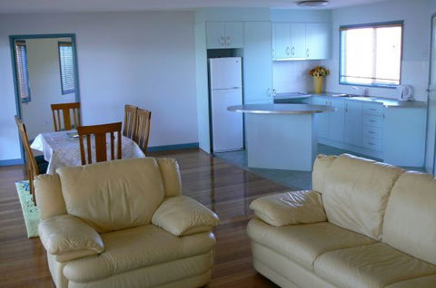 Sandy Point Beach Escape - Redcliffe Tourism 3