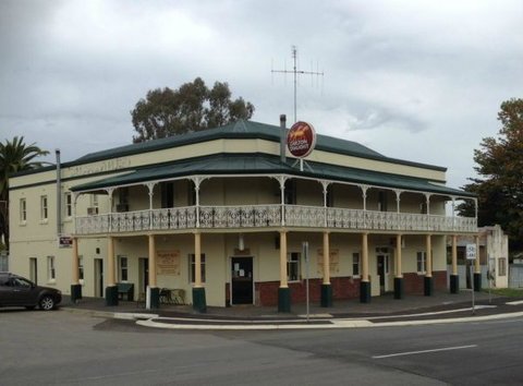 Tallarook Hotel - Redcliffe Tourism 2