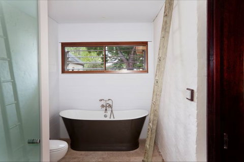 Vine Lodge Heritage Getaway - Redcliffe Tourism 3