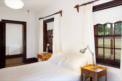 Vine Lodge Heritage Getaway - Redcliffe Tourism 4