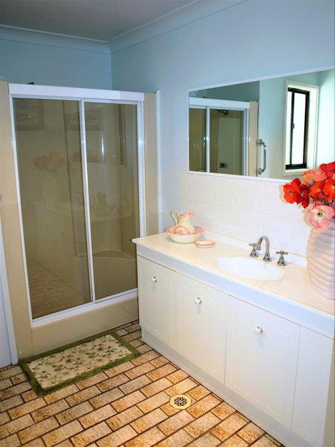 Waratah Cottage - Redcliffe Tourism 4