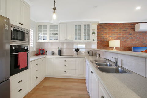 Abbey Rose - Redcliffe Tourism 0