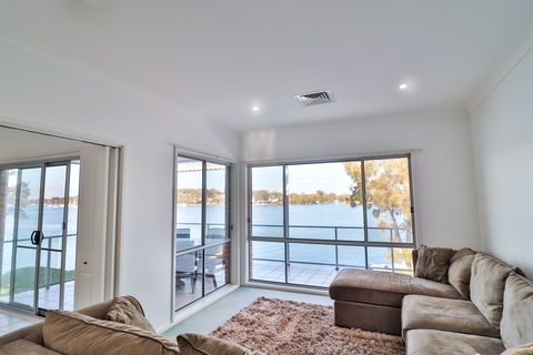 El Lago Jetty - Redcliffe Tourism 1