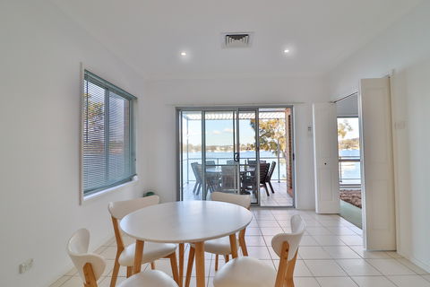 El Lago Jetty - Redcliffe Tourism 2