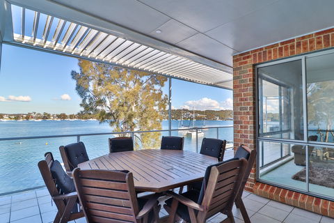 El Lago Jetty - Redcliffe Tourism 7