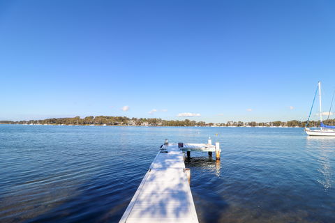 El Lago Jetty - Redcliffe Tourism 9