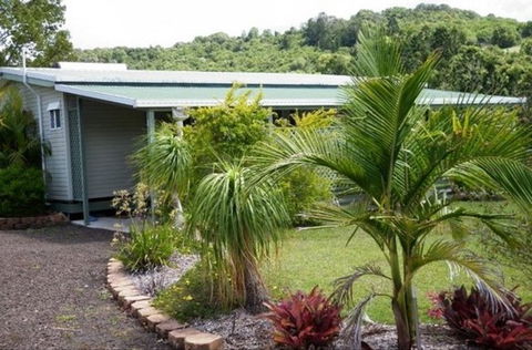 Halls Country Cottages - Redcliffe Tourism 0