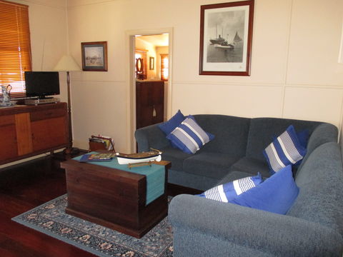 Iona Cottage - Redcliffe Tourism 3