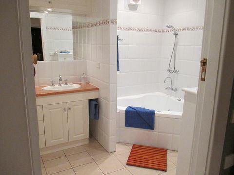 Iona Cottage - Redcliffe Tourism 4