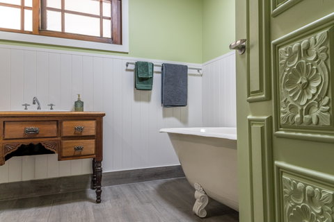 Uniquely Pambula - Pet Friendly Holiday Accomodation - Redcliffe Tourism 5