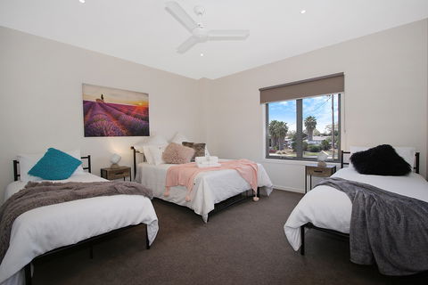Mulwala Townhouse Two - Redcliffe Tourism 4