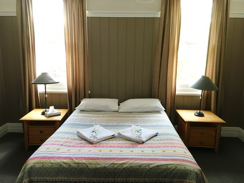 Apsley Arms Hotel - Redcliffe Tourism 1