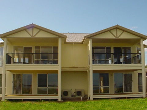 Arabesque Villa 2 - Redcliffe Tourism 0
