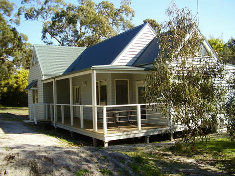 Hooked Inn Cottages - Redcliffe Tourism 0