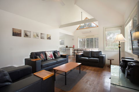 Hooked Inn Cottages - Redcliffe Tourism 1