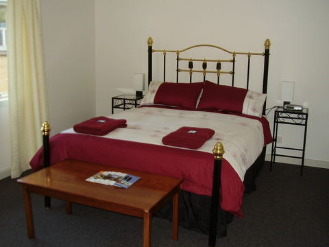 Hooked Inn Cottages - Redcliffe Tourism 2