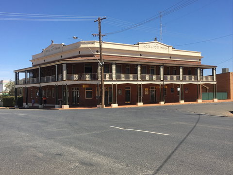 Tottenham Hotel - Redcliffe Tourism 0