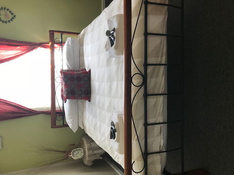 Anderl's Beach Cottage - Redcliffe Tourism 2