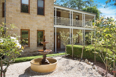 Le Chateau - Redcliffe Tourism 0