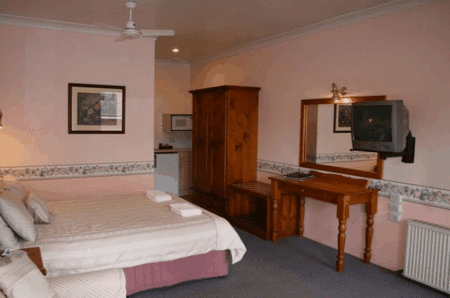 New England Motor Inn - Redcliffe Tourism 1