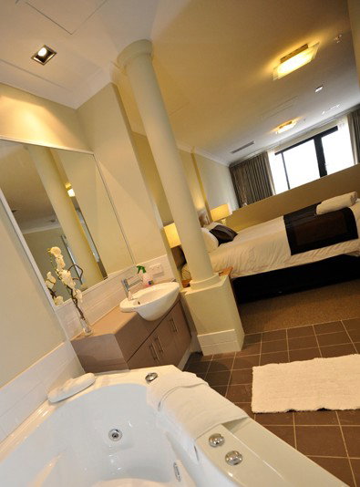 Breakwater Bed And Breakfast - Redcliffe Tourism 1