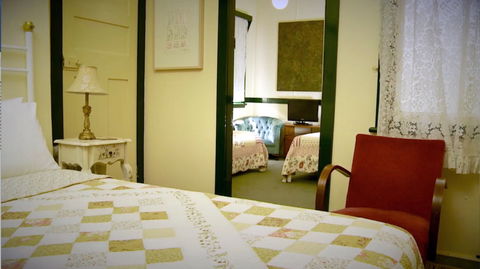 Chalet Guesthouse And Studio - Redcliffe Tourism 1