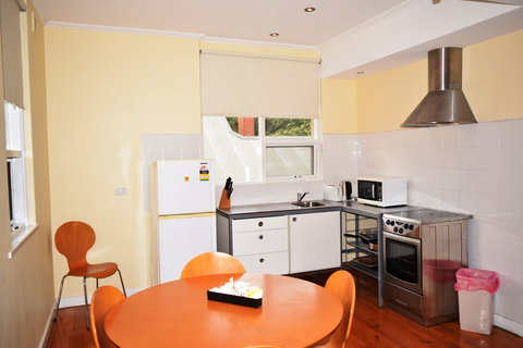 Glenelg Holiday Apartments - Redcliffe Tourism 2
