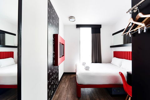 Ibis Melbourne Swanston Street Hotel - Redcliffe Tourism 1