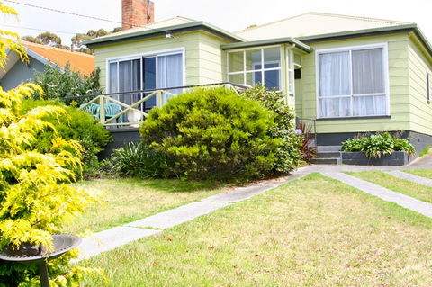 Lady Barron Holiday Home - Redcliffe Tourism 0