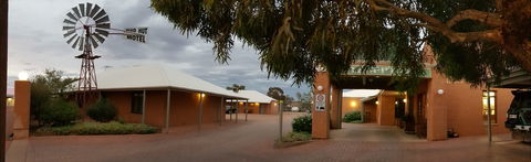 Mud Hut Motel - Redcliffe Tourism 0