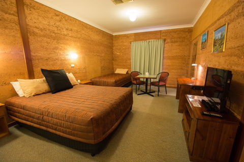 Mud Hut Motel - Redcliffe Tourism 2