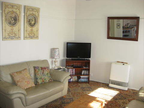 Peel Cottage - Redcliffe Tourism 1