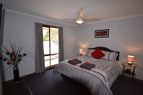 Riverbush Cottages - Redcliffe Tourism 2