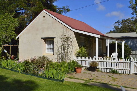 Almond Tree Cottage - Redcliffe Tourism 0